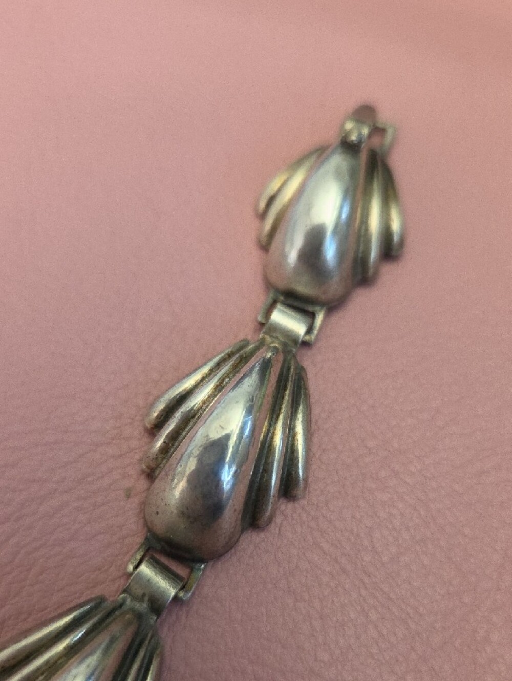 VINTAGE CORO-Silver Shell-Link Bracelet and Clip-On Earrings - Silver - Picture 4 of 5